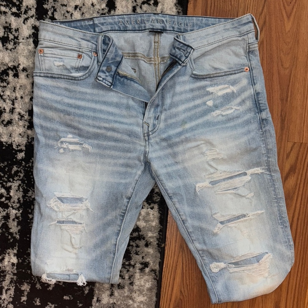 American Eagle Outfitters Men's Light Blue Distressed Style Jeans